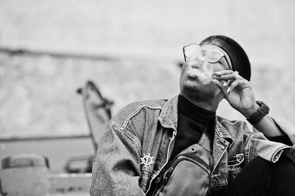 Αφρικανική Αμερικανική Άνθρωπος Στο Τζιν Σακάκι Μπερέ Και Γυαλιά Κάπνισμα — Φωτογραφία Αρχείου