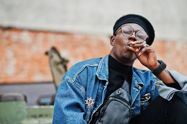Hombre Afroamericano Chaqueta Vaquera Boina Anteojos Fumar Cigarro Posó Contra —  Fotos de Stock