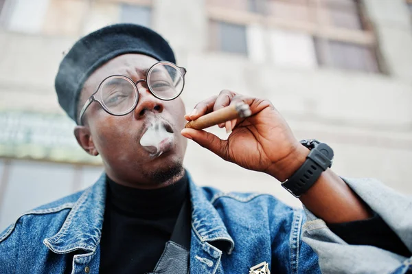 Retrato Cerca Del Hombre Afroamericano Chaqueta Vaquera Boina Anteojos Cigarro — Foto de Stock