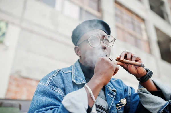 Close Retrato Homem Afro Americano Jeans Jaqueta Boina Óculos Fumar — Fotografia de Stock