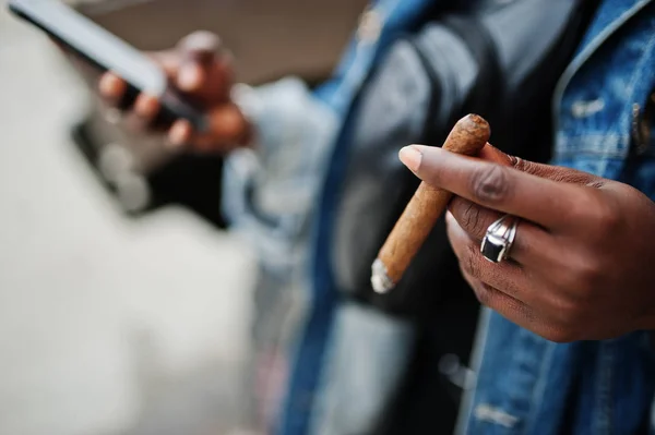 Закрыть Руки Африканского Американца Джинсовой Куртке Курить Сигару Мобильным Телефоном — стоковое фото