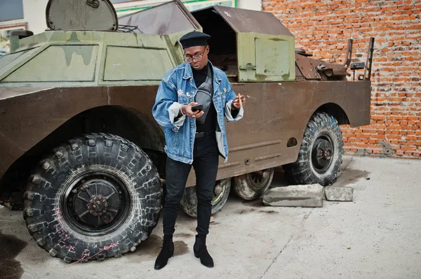 Hombre Afroamericano Con Chaqueta Vaquera Boina Anteojos Cigarro Humeante Posado —  Fotos de Stock