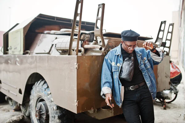 Африканский Американец Джинсовой Куртке Берете Очках Курит Сигару Позирует Против — стоковое фото