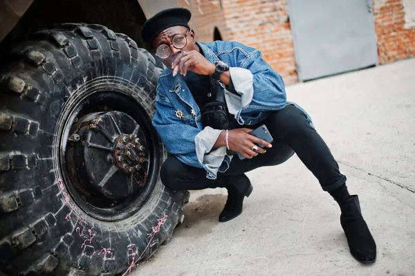 Homme Afro Américain Jeans Veste Béret Lunettes Cigare Fumant Posé — Photo