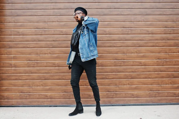 African American Man Jeans Jacket Beret Eyeglasses Smoking Cigar Brown — Stock Photo, Image