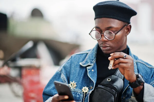 African American Man Jeansjacka Basker Och Glasögon Röka Cigarr Och — Stockfoto