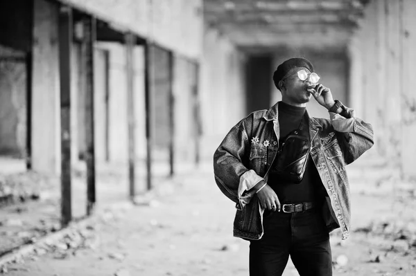 Afro Americano Jaqueta Jeans Boina Óculos Fumando Charuto Fábrica Abandonada — Fotografia de Stock