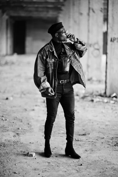 Африканский Американец Джинсовой Куртке Берете Очках Курит Сигару Заброшенной Фабрике — стоковое фото