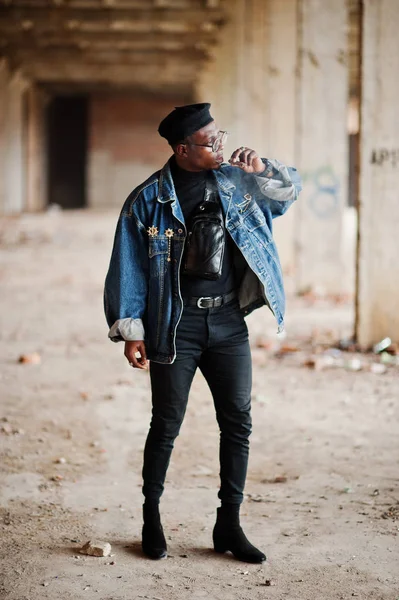 Afro Americano Jaqueta Jeans Boina Óculos Fumando Charuto Fábrica Abandonada — Fotografia de Stock