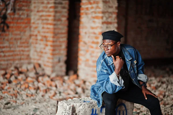 Hombre Afroamericano Chaqueta Vaquera Boina Anteojos Fábrica Ladrillo Abandonado —  Fotos de Stock