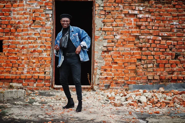 Homme Afro Américain Jeans Veste Béret Lunettes Contre Mur Briques — Photo