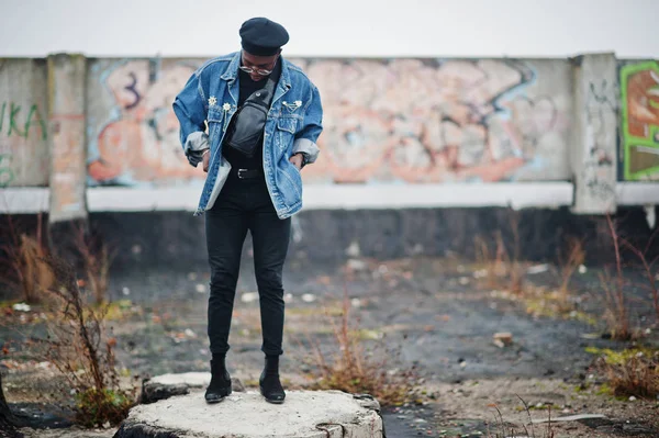 Africano Americano Jeans Jaqueta Boina Óculos Contra Parede Grafite Telhado — Fotografia de Stock