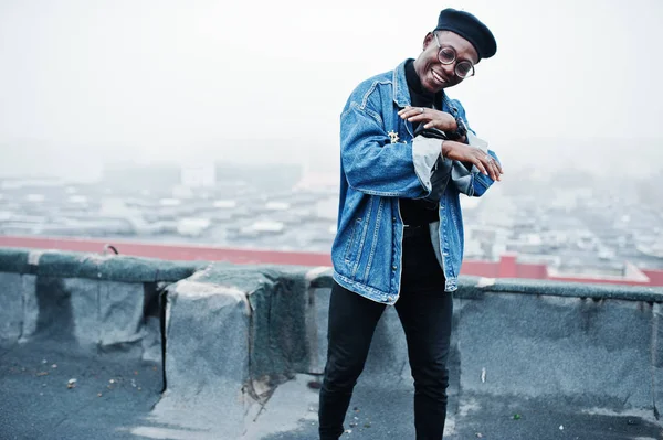 Hombre Afroamericano Chaqueta Vaquera Boina Anteojos Posados Techo Abandonado — Foto de Stock