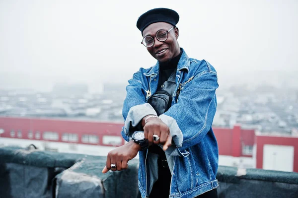Afrikanisch Amerikanischer Mann Jeansjacke Baskenmütze Und Brille Posierte Auf Verlassenem — Stockfoto