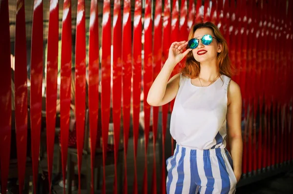 Çekici Redhaired Kadın Kırmızı Arka Planı Poz Güneş Gözlüğü — Stok fotoğraf