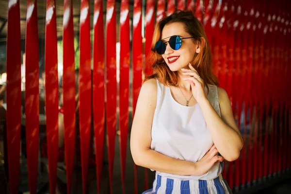 Atractiva Mujer Pelirroja Gafas Sol Posando Sobre Fondo Rojo —  Fotos de Stock