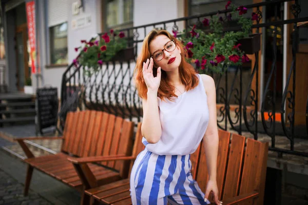 Mooie Roodharige Vrouw Brillen Poseren Straat Van Voorjaar Stad — Stockfoto