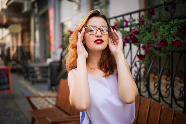 Vacker Rödhårig Kvinna Glasögon Poserar Gatan Våren City — Stockfoto