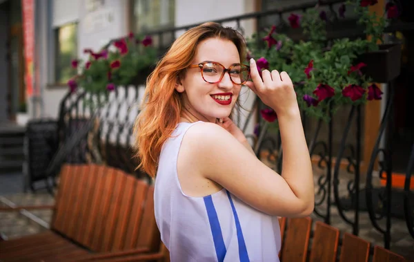 Mulher Ruiva Atraente Óculos Posando Rua Cidade Primavera — Fotografia de Stock