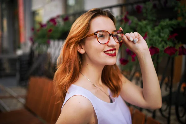 Atractiva Mujer Pelirroja Anteojos Posando Calle Ciudad Primavera — Foto de Stock