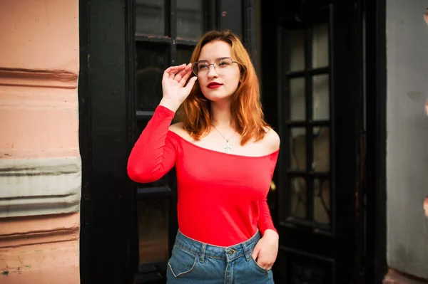 Atractiva Mujer Pelirroja Gafas Graduadas Usar Blusa Roja Falda Jeans —  Fotos de Stock