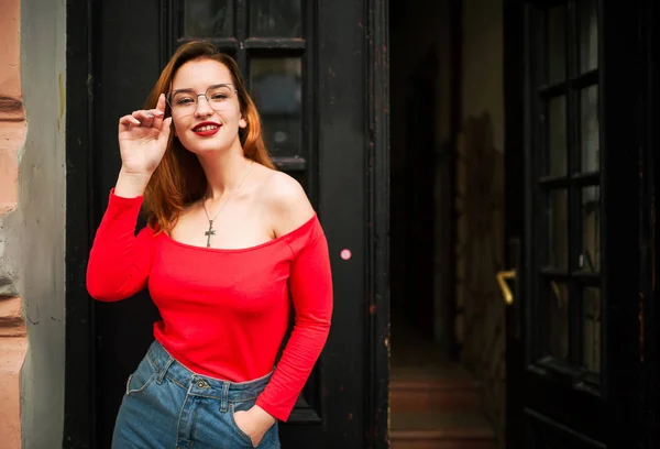 Mooie Roodharige Vrouw Brillen Dragen Rode Blouse Jeans Rok Poseren — Stockfoto