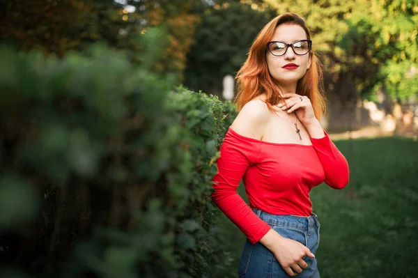 Atractiva Mujer Pelirroja Con Gafas Con Blusa Roja Falda Vaquera —  Fotos de Stock