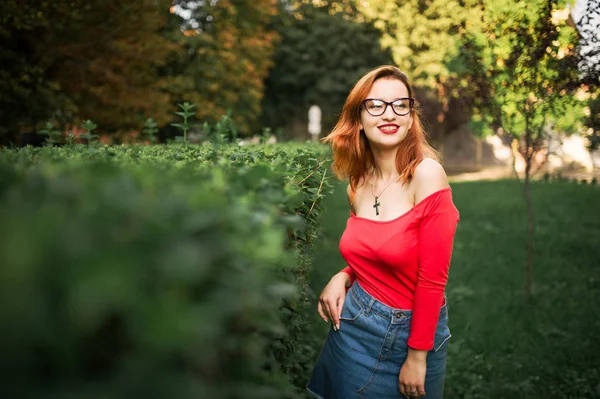 Atractiva Mujer Pelirroja Con Gafas Con Blusa Roja Falda Vaquera —  Fotos de Stock