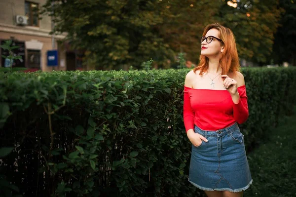 Atractiva Mujer Pelirroja Con Gafas Con Blusa Roja Falda Vaquera —  Fotos de Stock