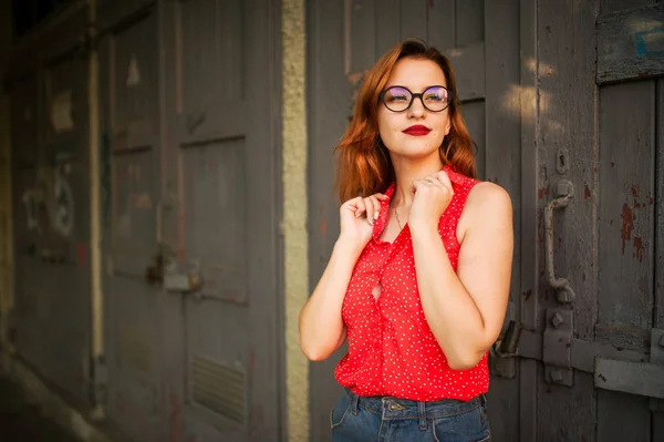 Redhaired Atrakcyjna Kobieta Okularach Nosić Czerwona Bluzka Spódniczka Jeans Pozowanie — Zdjęcie stockowe