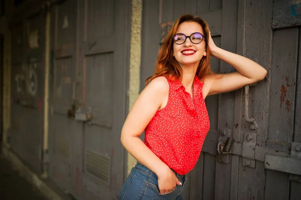 Atractiva Mujer Pelirroja Gafas Graduadas Llevar Blusa Roja Falda Jeans —  Fotos de Stock