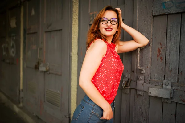 Atractiva Mujer Pelirroja Gafas Graduadas Llevar Blusa Roja Falda Jeans —  Fotos de Stock