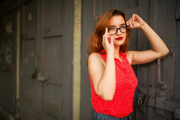 Atractiva Mujer Pelirroja Gafas Graduadas Llevar Blusa Roja Falda Jeans — Foto de Stock