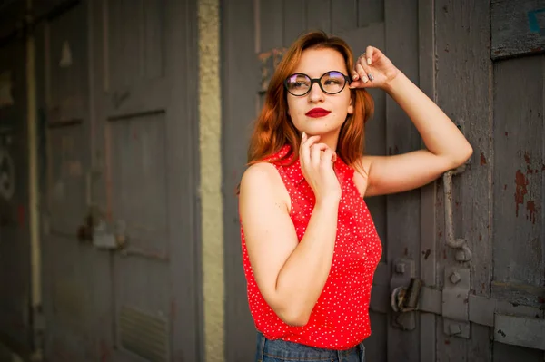 Mulher Ruiva Atraente Óculos Desgaste Blusa Vermelha Jeans Saia Posando — Fotografia de Stock