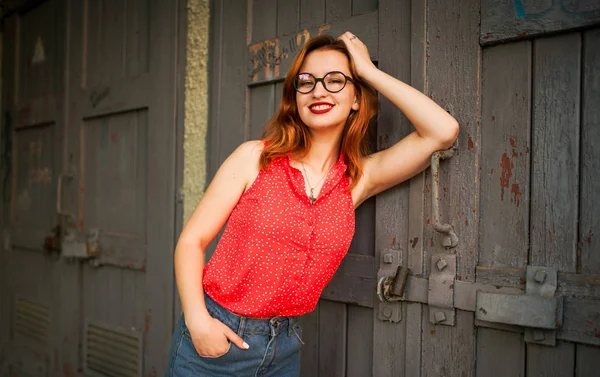 Atractiva Mujer Pelirroja Gafas Graduadas Llevar Blusa Roja Falda Jeans — Foto de Stock