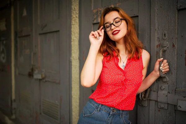 Atractiva Mujer Pelirroja Gafas Graduadas Llevar Blusa Roja Falda Jeans —  Fotos de Stock