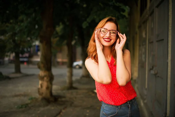 Mulher Ruiva Atraente Óculos Desgaste Blusa Vermelha Jeans Saia Posando — Fotografia de Stock