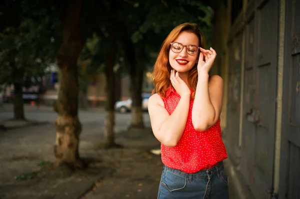 Vacker Rödhårig Kvinna Glasögon Bära Röda Blus Och Jeans Kjol — Stockfoto