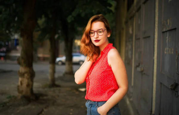 Mulher Ruiva Atraente Óculos Desgaste Blusa Vermelha Jeans Saia Posando — Fotografia de Stock