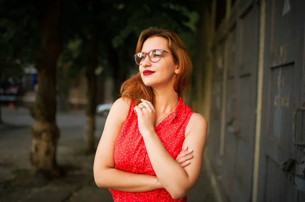 Atractiva Mujer Pelirroja Gafas Graduadas Llevar Blusa Roja Falda Jeans —  Fotos de Stock