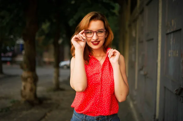 Mulher Ruiva Atraente Óculos Desgaste Blusa Vermelha Jeans Saia Posando — Fotografia de Stock