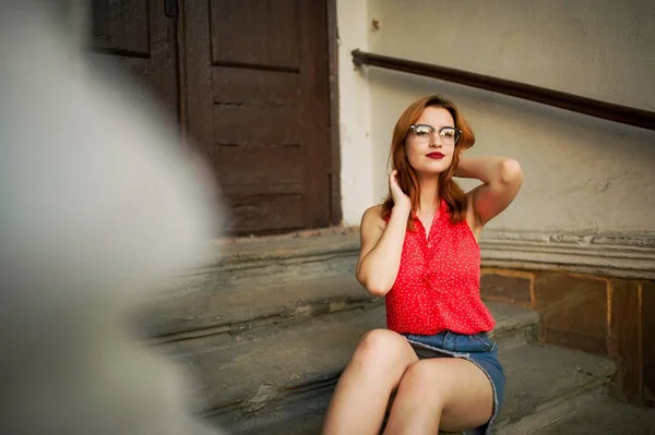 Mooie Roodharige Vrouw Brillen Dragen Rode Blouse Jeans Rok Poseren — Stockfoto