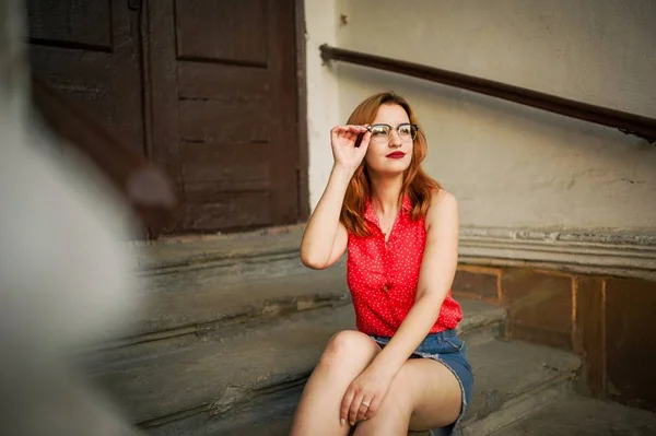 Redhaired Atrakcyjna Kobieta Okularach Nosić Czerwona Bluzka Spódniczka Jeans Pozowanie — Zdjęcie stockowe