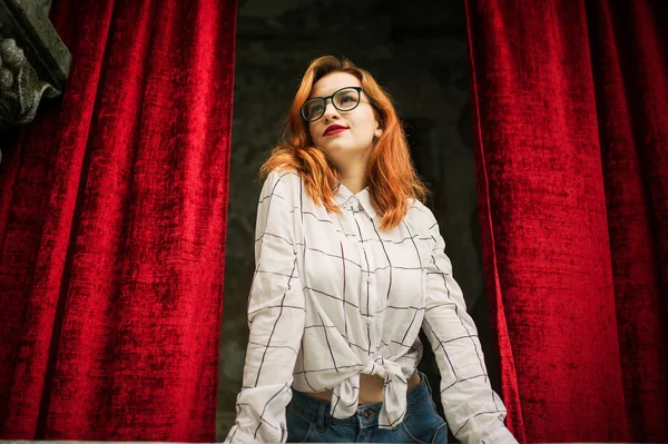 Atractiva Mujer Pelirroja Gafas Graduadas Usar Blusa Blanca Posando Arco — Foto de Stock