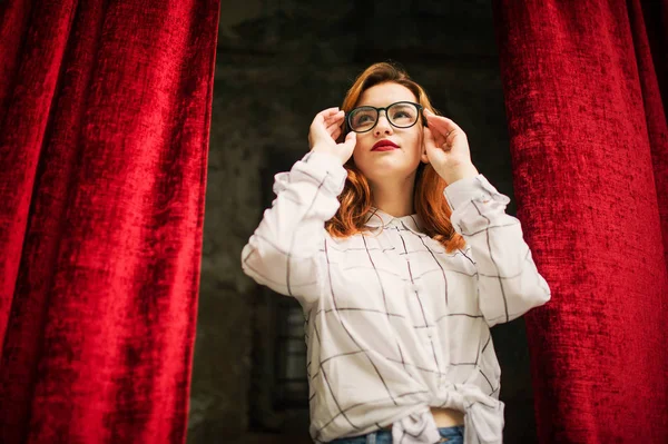 Mulher Ruiva Atraente Óculos Desgaste Blusa Branca Posando Arco Cortinas — Fotografia de Stock