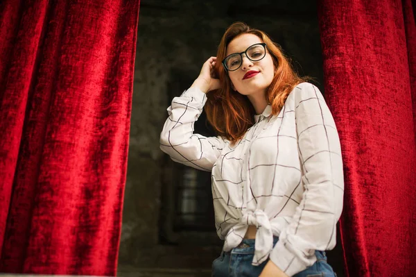 Mulher Ruiva Atraente Óculos Desgaste Blusa Branca Posando Arco Cortinas — Fotografia de Stock