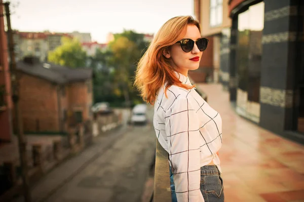 Mulher Ruiva Atraente Óculos Sol Desgaste Blusa Branca Posando Rua — Fotografia de Stock