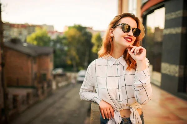 Atractiva Mujer Pelirroja Gafas Sol Usar Blusa Blanca Posando Calle —  Fotos de Stock