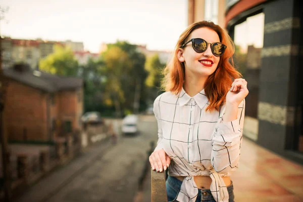 Atractiva Mujer Pelirroja Gafas Sol Usar Blusa Blanca Posando Calle —  Fotos de Stock