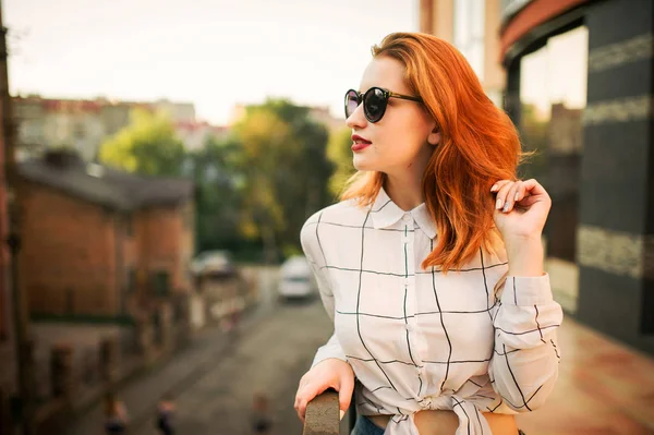 Atractiva Mujer Pelirroja Gafas Sol Usar Blusa Blanca Posando Calle —  Fotos de Stock